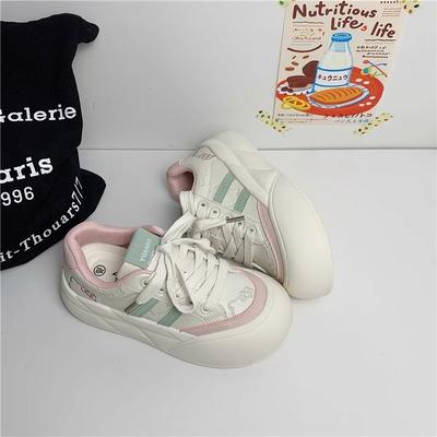 Маленькие белые туфли в гонконгском стиле женские 2025 новая весна на толстой подошве увеличивающие рост универсальные повседневные спортивные кеды легкие дышащие кеды