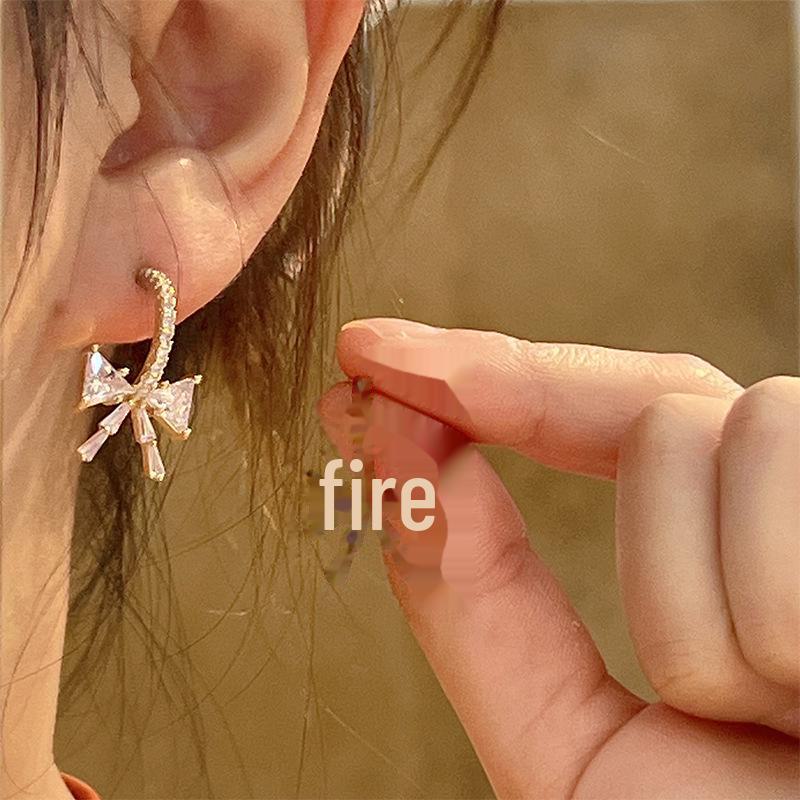 Увеличенные круглые серьги: Уникальный европейский и американский металл, блестящая мода высокого класса для женщин.