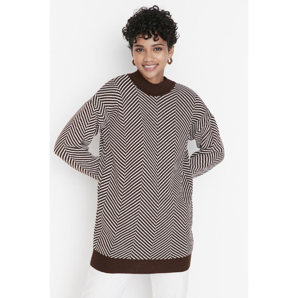 Коричневый трикотажный свитер в полоску с высоким воротником Tctaw23kz00026