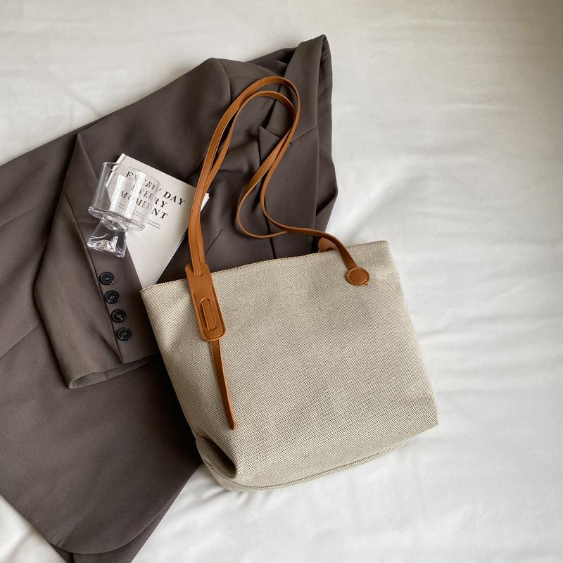 Повседневная сумка большой вместимости женская сумка 2024 года лето новая простая и модная сумка через плечо для поездок на работу простая женская сумка-тоут