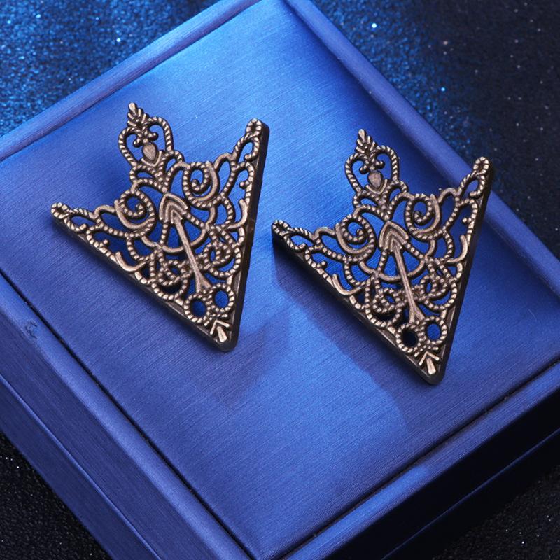 Retro Pattern Triangle Collar Pin Accessories Fashion Men and Women Hollow Crown Collar Brooch Collar Corner Badge