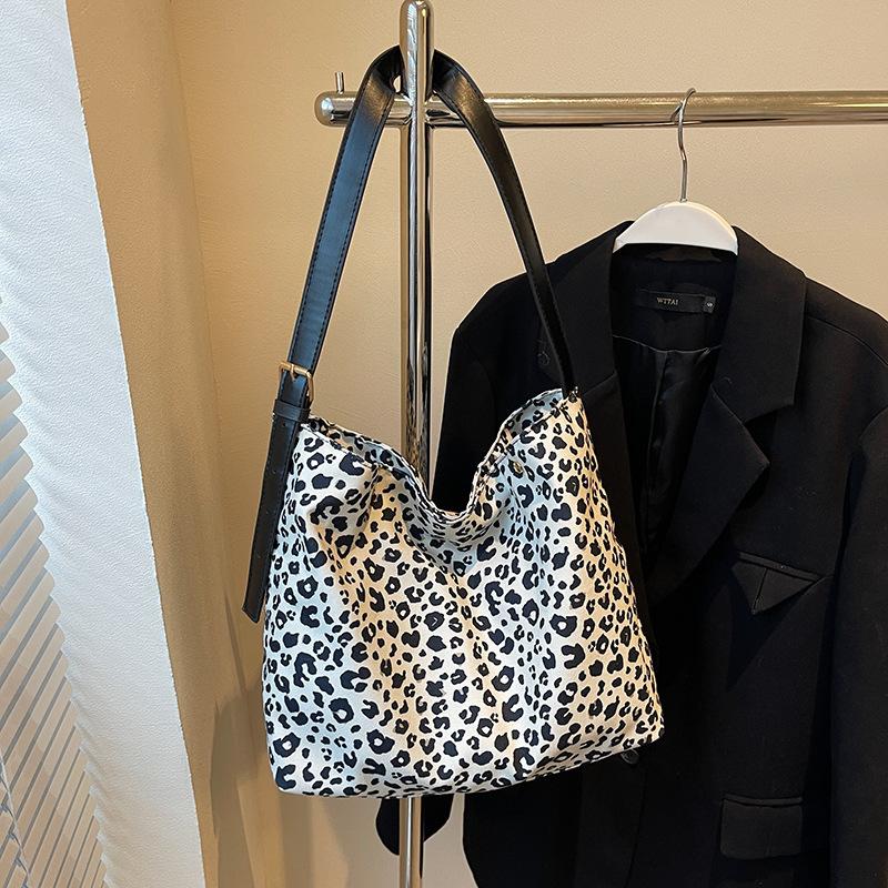 Осенняя замшевая сумка с леопардовым принтом, женская, большая вместимость, сумка-мессенджер через плечо, переносная сумка под мышкой