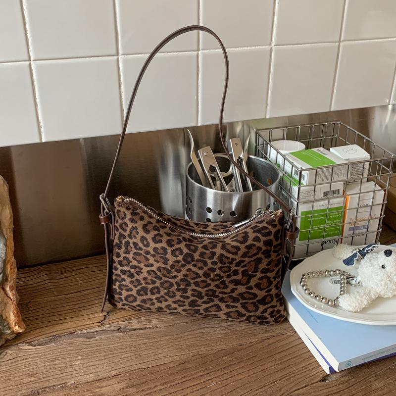 Сумка под мышку с леопардовым принтом женская 2025 новая осенне-зимняя французская нишевая высококлассная сумка-мессенджер сумка на плечо маленькая квадратная сумка в стиле Spice girl