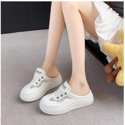 Сетчатые полузакрытые маленькие белые туфли для женской летней носки 2025 лето новая обувь без каблука дышащая ленивая обувь с сандалиями на одной педали