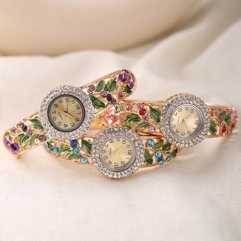 2026 Новые женские часы с кварцевым механизмом, украшенные бриллиантами и декоративным цветком, модные часы-браслет из сплава для женщин
