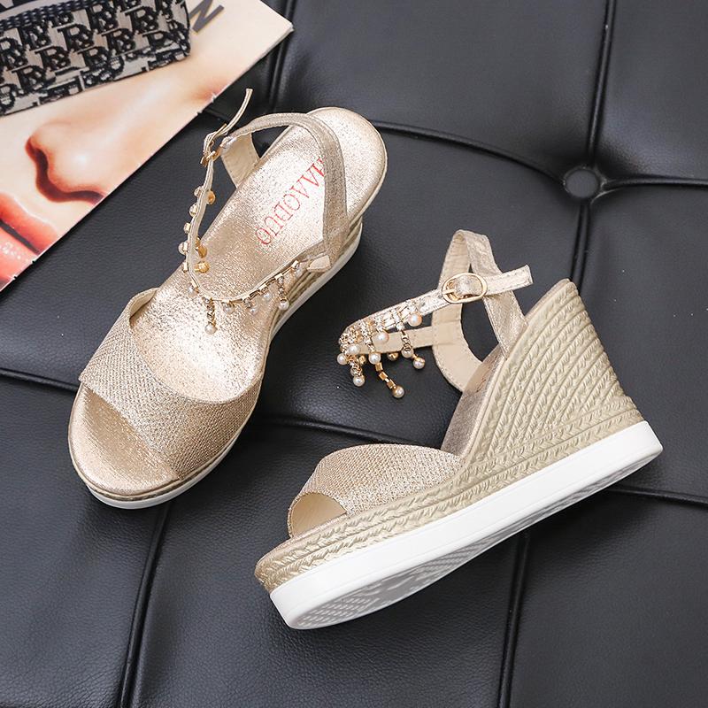 Мода 2024 года. Новые женские босоножки на танкетке. Летние босоножки с бусинами на толстой подошве. Повседневная обувь с открытым носком и пряжкой на толстой подошве для женщин.