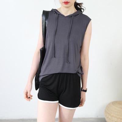Модный женский комплект без рукавов с капюшоном и шортами