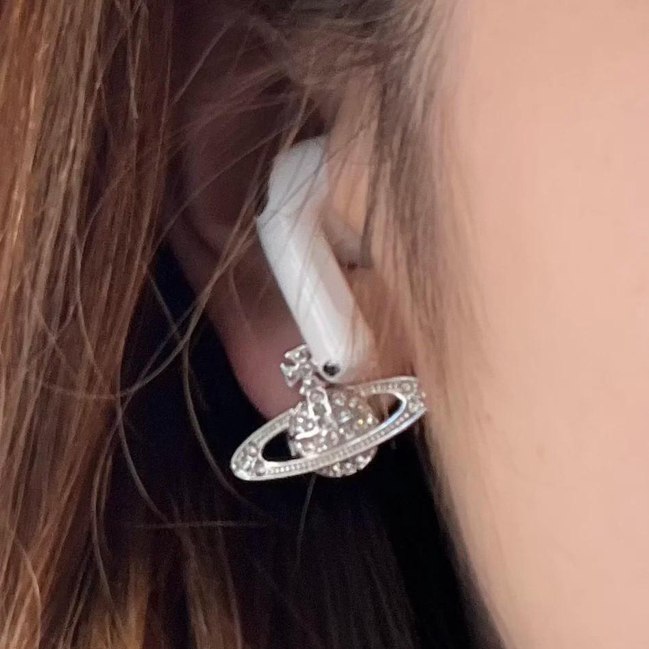 Классические серьги-гвоздики «Сатурн»: Дизайн планеты с полным бриллиантовым покрытием в стиле Westwood