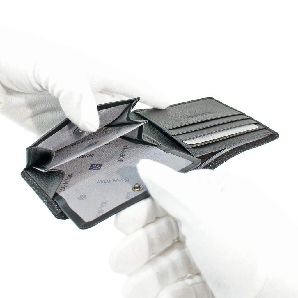 [Inden-ya] Кошелек бифолд Inden с отделением для купюр и монетницей, кожа оленя, черный с черным лаком, узор «черепаховый панцирь», 2006-01-003