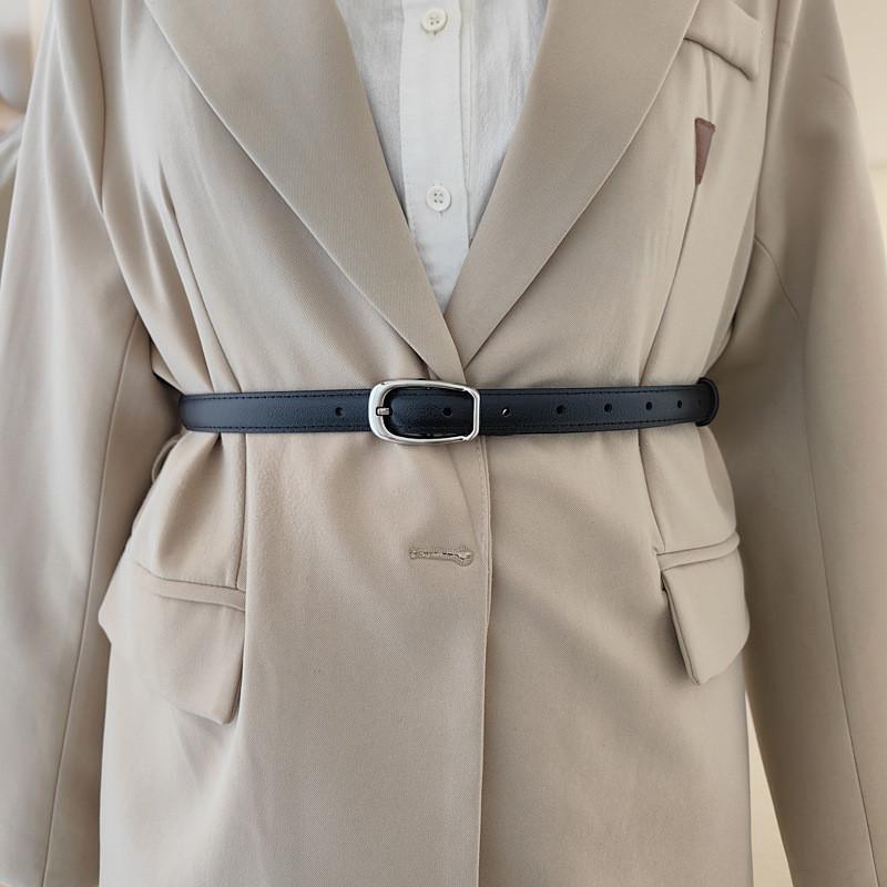 Fashionable Black And Beige Leather Belt With Oval Metal Buckle For Casual Elegance