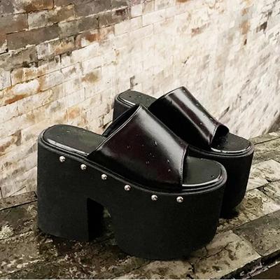 Летние женские тапочки на платформе с очень толстым каблуком, с открытым носком и заклепками на толстой подошве, черные туфли, сандалии, шлепанцы
