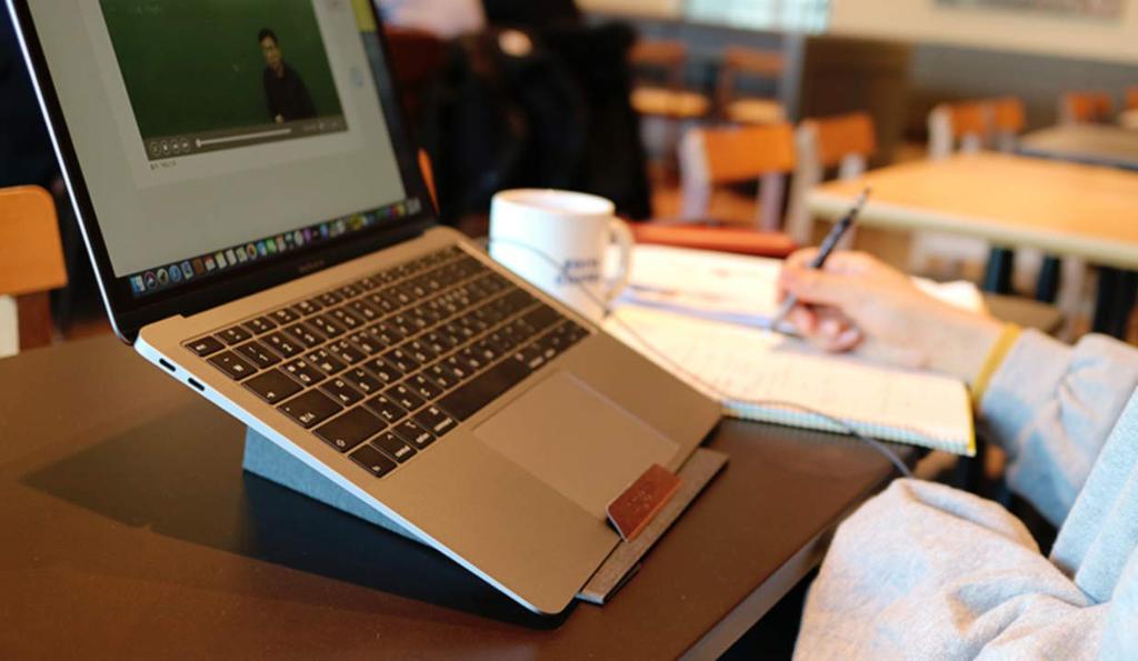 Эргоми Без клея, поэтому вы можете использовать его для представления ноутбука. Также доступен как подставка для ноутбука и коврик для мыши. Требуется MetaStand, все!