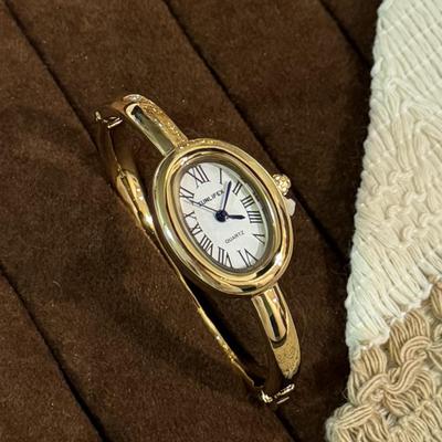 Женские кварцевые часы в стиле Cartier с римскими цифрами и браслетным дизайном