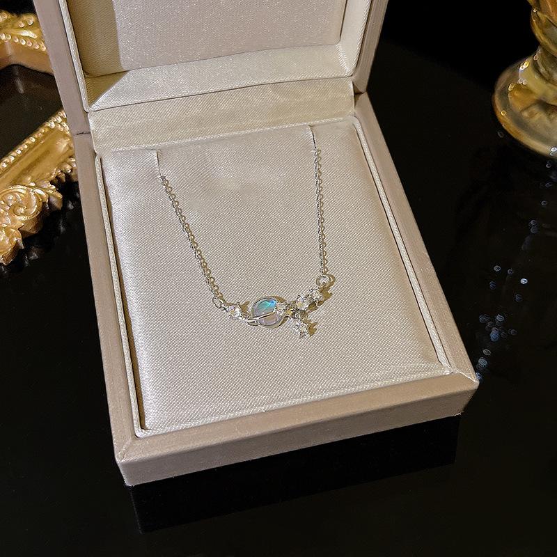 Butterfly Pearl Necklace for Women: High-End Titanium Steel Clavicle Chain Inspired by Internet Trends.