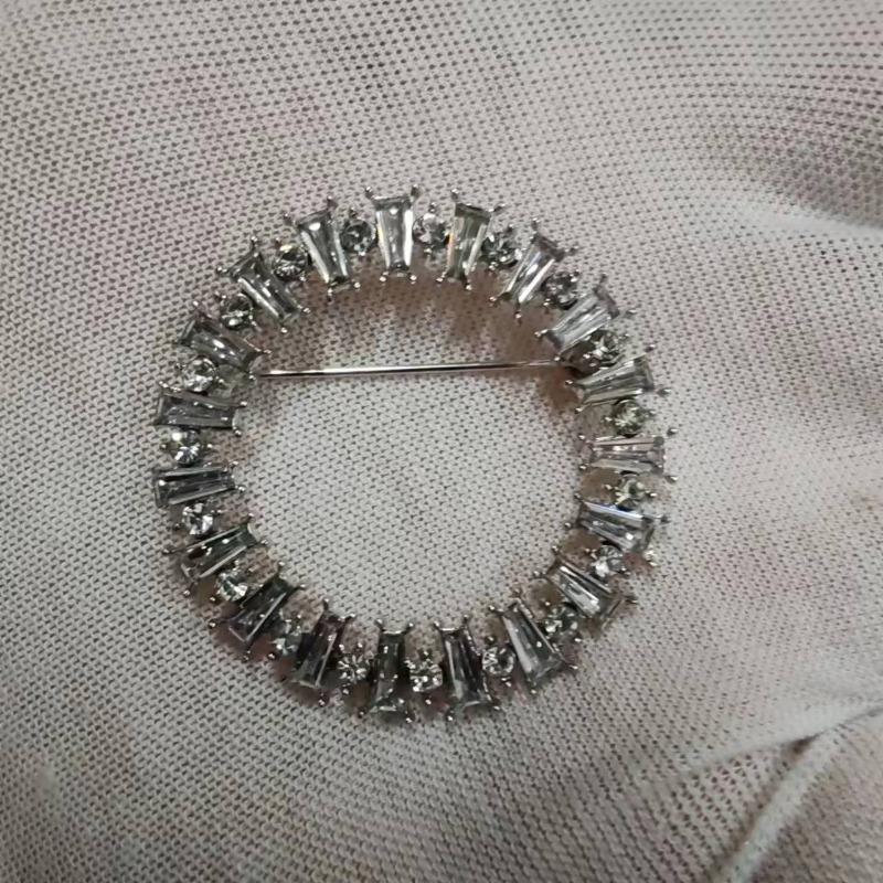 Brooch High-End Niche Silk Scarf Buckle Alloy Diamond Coat Pearl Corsage Pin Accessories