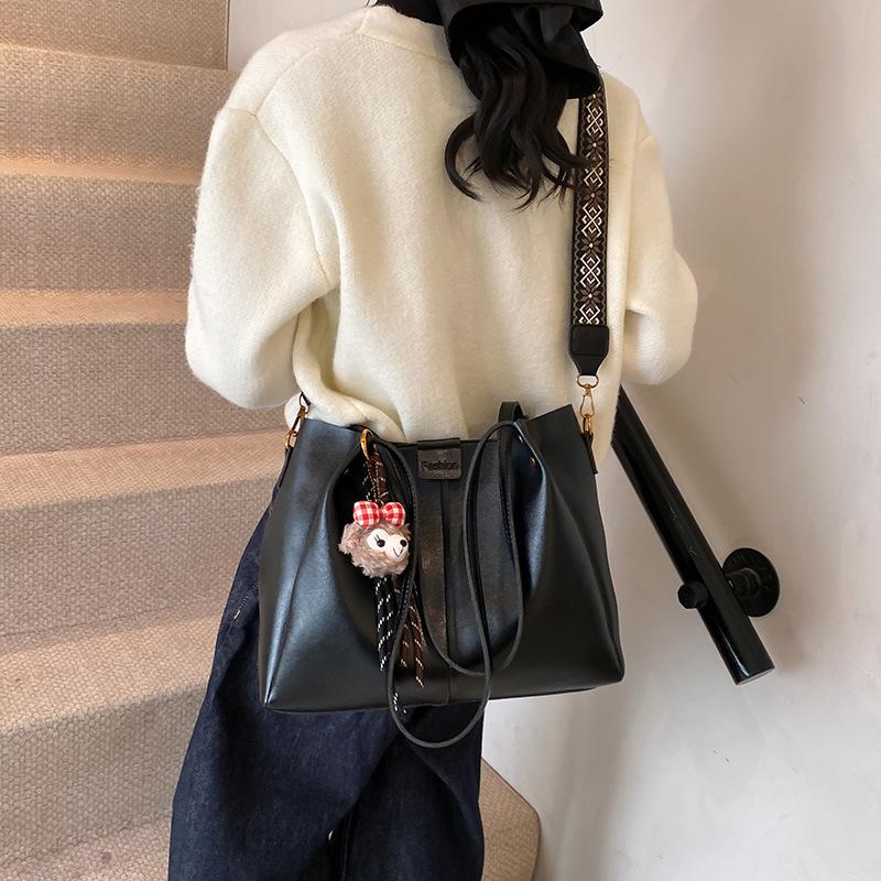 Европейская и американская ретро-сумка-тоут большой вместимости для поездок на работу, новая текстурная сумочка 2025 года, широкая плечевая лямка, сумка-мессенджер, наплечная сумка