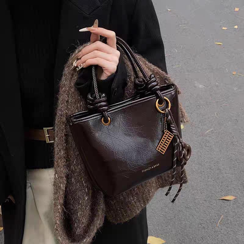 Bucket Bag New Crossbody Bag Women's Bag Fashionable Autumn and Winter Bag Hand-up Upgraded Sense Commuting Bag