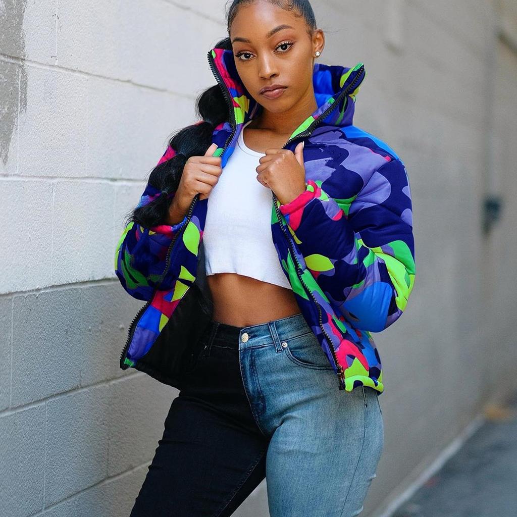 Глянцевый камуфляжный пуховик унисекс с длинными рукавами и карманами на молнии