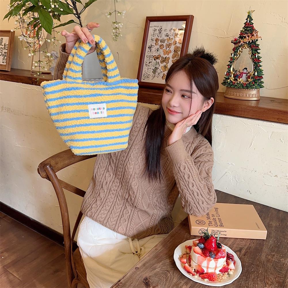 Зимняя мода 2023 Женская плюшевая сумка-тоут в горошек - Милая и стильная для работы или поездок