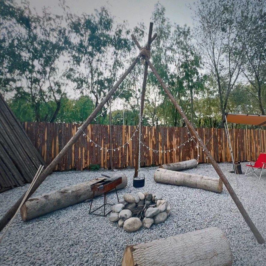 Деревянный тренога-стойка для кемпинга для котелков и костровых вечеринок