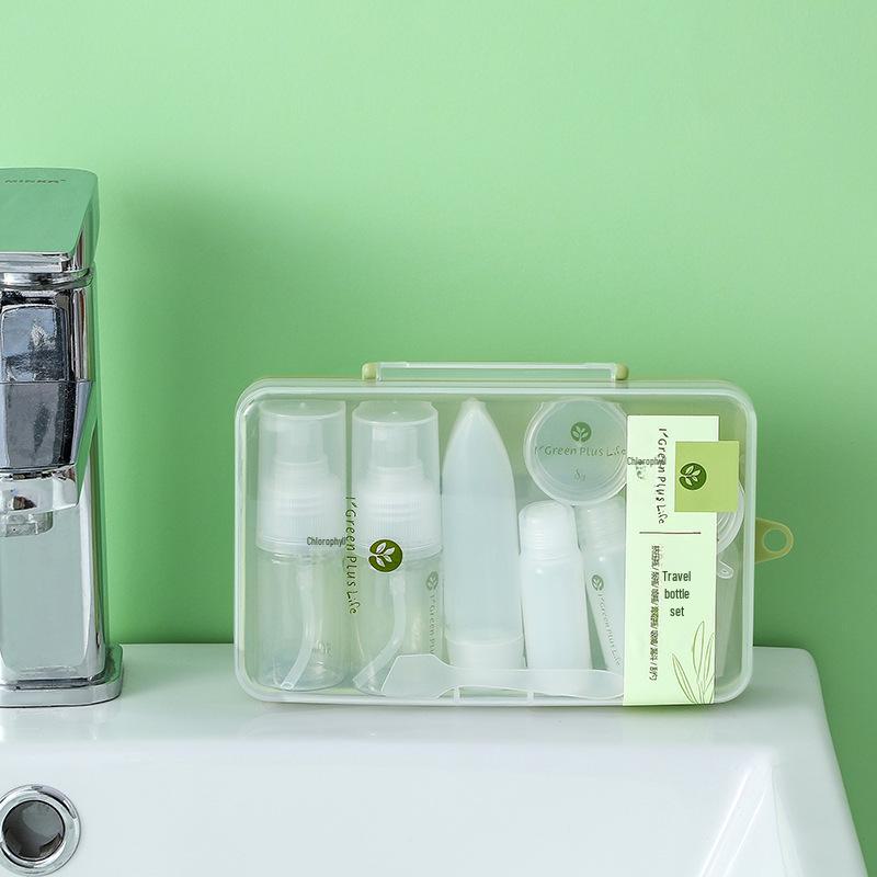 Набор косметических средств Green Travel из 10 предметов: Флаконы с распылителями, контейнеры для лосьонов, флаконы для очищающих средств для лица и гелей для душа.