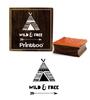 Племенная палатка Printtoo с квадратным деревянным резиновым штампом Wild & Free Text Design-2 x 2