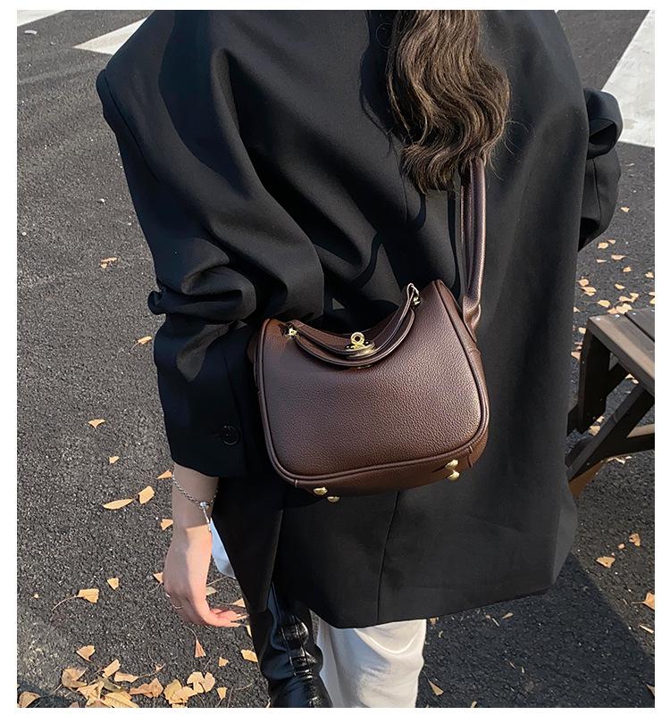 Женская вместительная сумка через плечо в стиле 2025 года — элегантный, простой дизайн в виде ведра.