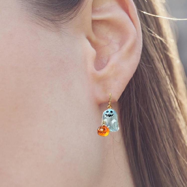 Стильные светящиеся серьги-пусеты «Ночные призраки» дополняют стильные наряды долговечным светящимся модным ювелирным аксессуаром.