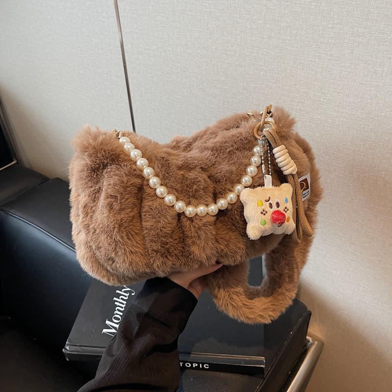 Плюшевая плиссированная маленькая женская сумка 2024 года, новая жемчужная сумка, модная пушистая сумка через плечо подмышкой