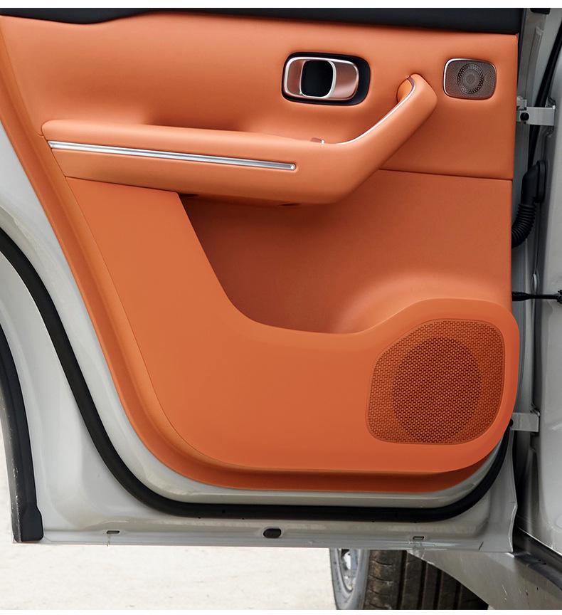 Leapmotor C10 Door Kick Pad: Anti-Scratch, Wear-Resistant Leather Interior Protector.