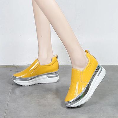 Новая большая обувь на толстой подошве для женщин на начало весны 2025 года, на танкетке для увеличения роста, легкая для бега