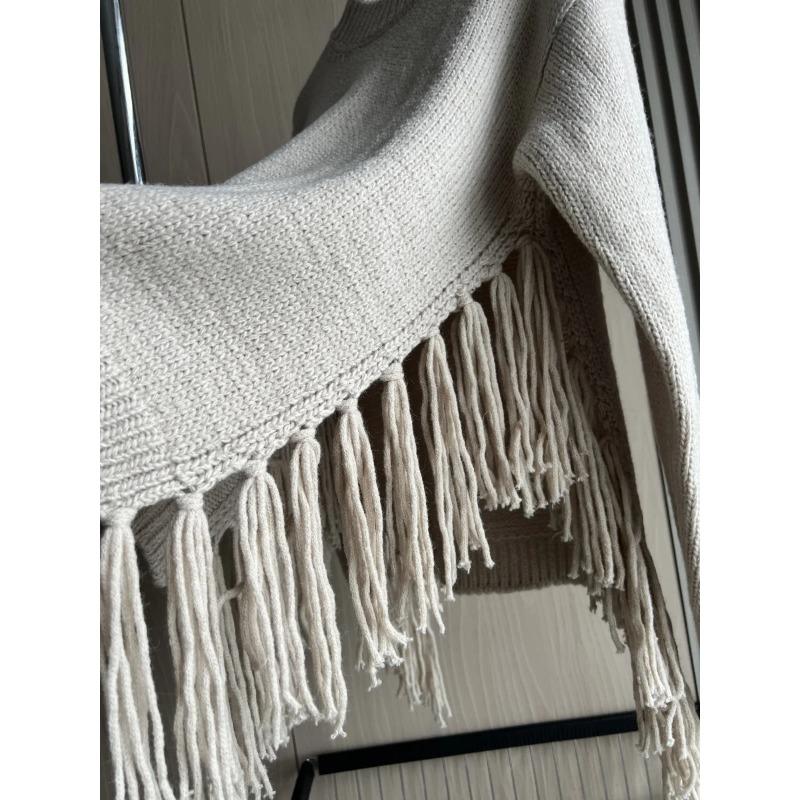 Повседневный и стильный вязаный свитер с высоким разрезом, полосатой бахромой и круглым вырезом