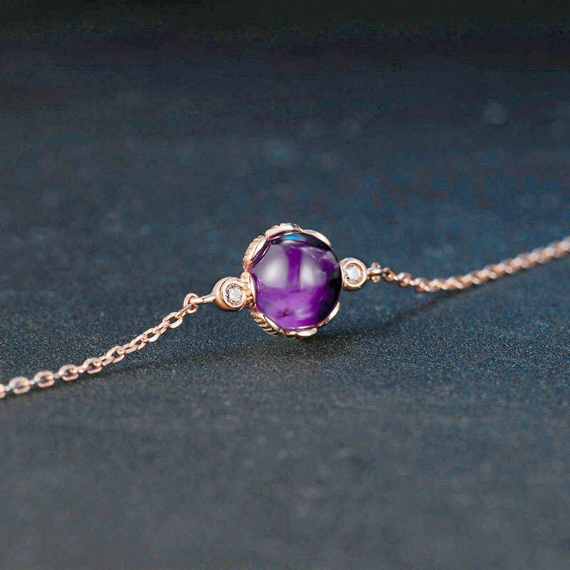 Модный женский браслет с круглой подвеской из камня фиолетового цвета