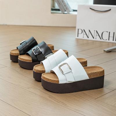 Крутые тапочки носить одно слово толстая подошва пляжные тапочки женские лето 2025 новый тренд пряжка однотонные сандалии