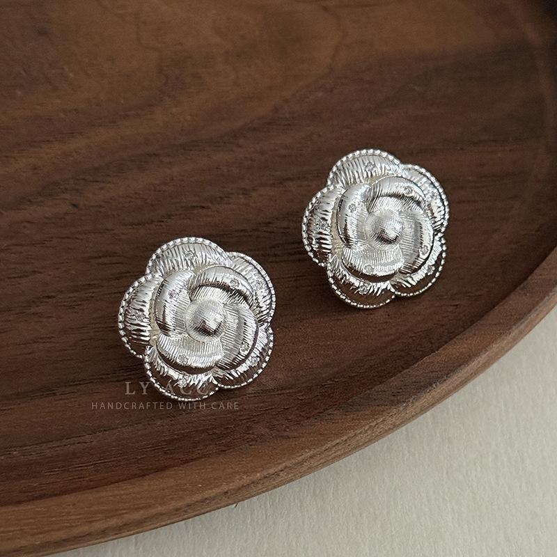 Retro gold rose pullable collarbone chain neck chain extension premium light luxury stud earrings exquisite fashion earrings