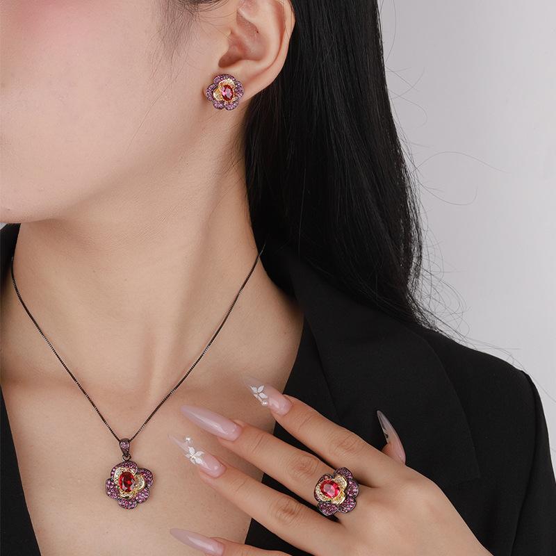 Ювелирные изделия Медное основание Позолоченное Имитация Красного Корунда Цветок Черное Золото Индивидуальный Набор 7 * 9-6 * 8