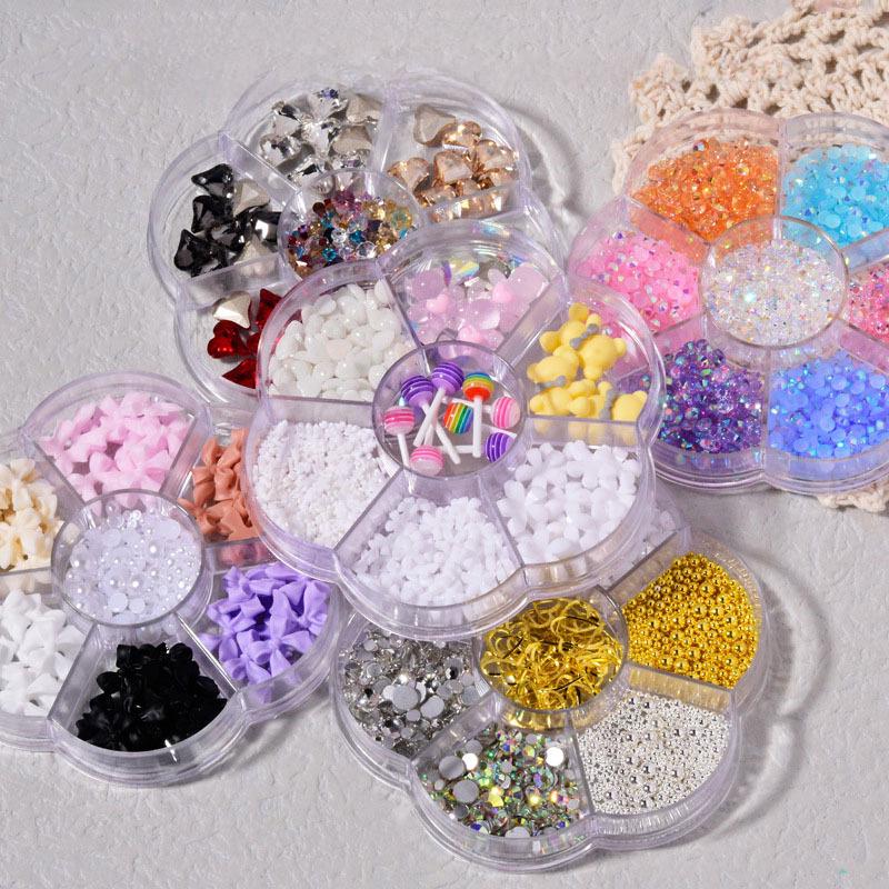 Набор для дизайна ногтей 7-Grid Mixed Set: Аксессуары в виде банта, медведя Авроры, бабочки, стразов, жемчуга и бриллиантов