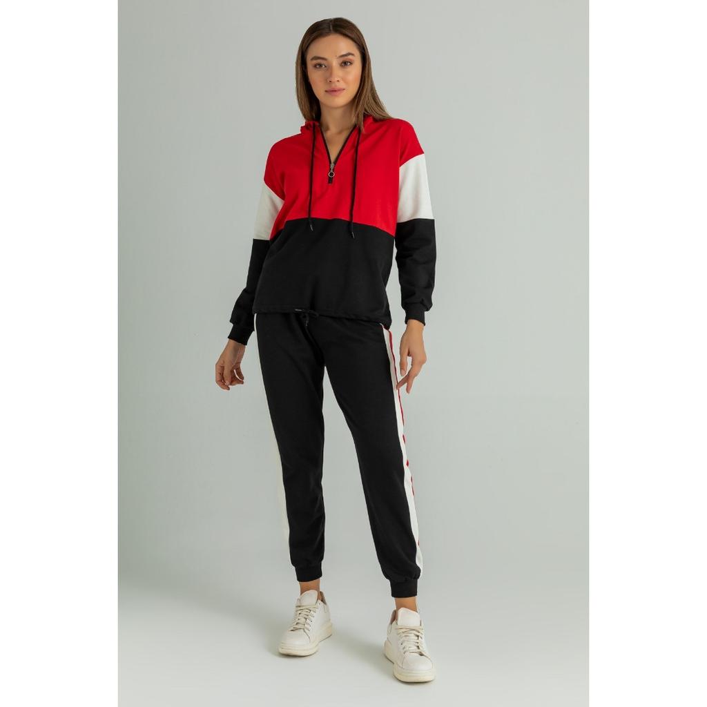 Полосатый спортивный костюм