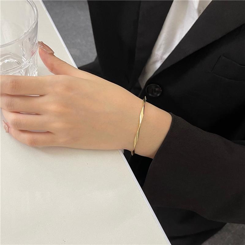 Golden Charm Bangles for Women Minimalism Fashion Twisted Couple Cuff Bracelet New Trendy Jewelry Girls Wedding Gift