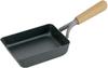 Сковорода для тамагояки Shimomura Kihan из чугуна, совместимая с газом и индукцией, с тисненым покрытием из двойного волокна, с удобной деревянной ручкой. Поставляется с инструкциями по уходу.