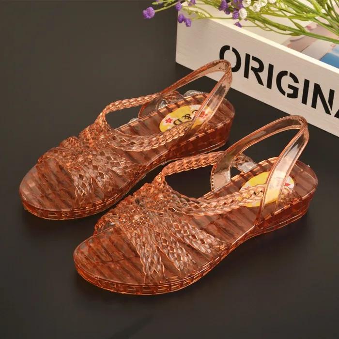 Летние сандалии с кристаллами. Прозрачные пластиковые сандалии на толстом каблуке. Женская нескользящая пляжная обувь на танкетке.