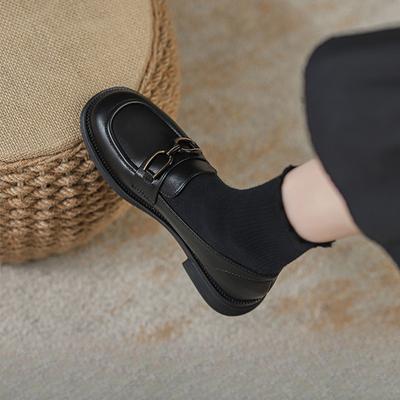 Черные маленькие кожаные туфли женские в британском стиле лоферы на одной педали 2025 новые популярные весенне-осенние балетки французские одинарные туфли