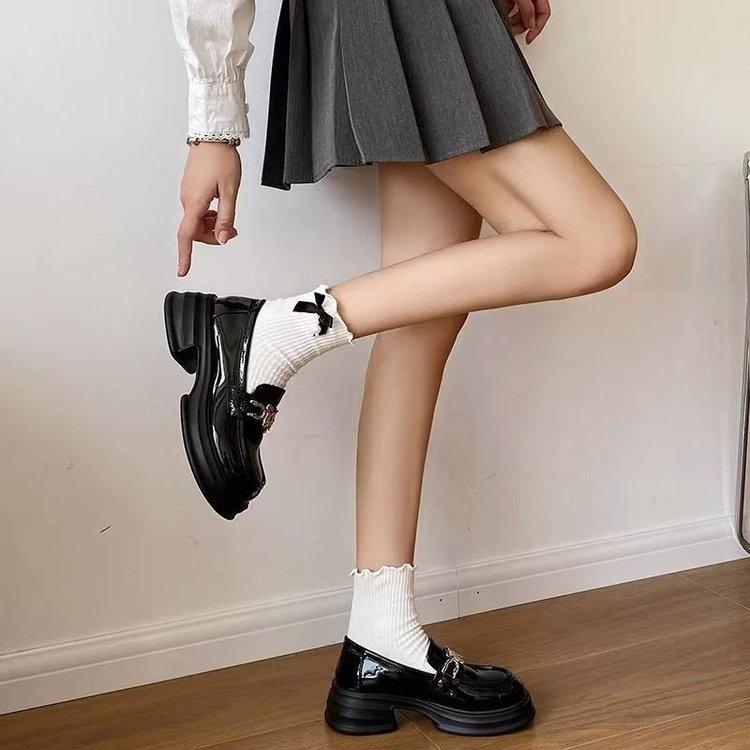 Корейская версия студенческого стиля с юбкой маленькие кожаные туфли 2024 года осень-зима новые круглые мокасины на толстом каблуке с одной педалью ленивые туфли