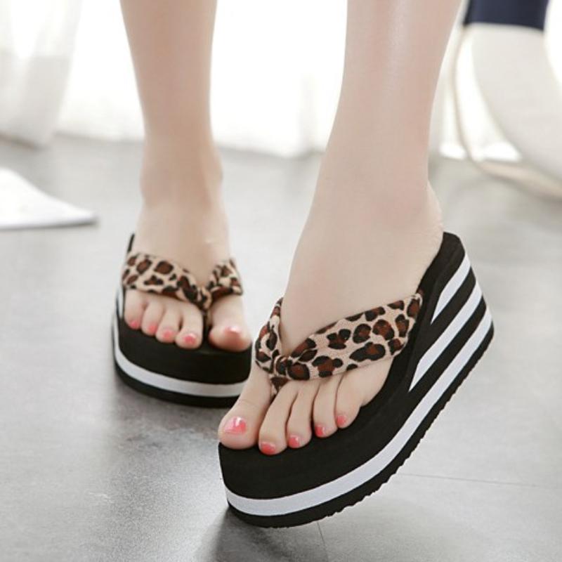 Женские летние сандалии на танкетке в полоску, Вьетнамки, пляжная обувь с носком, тапочки