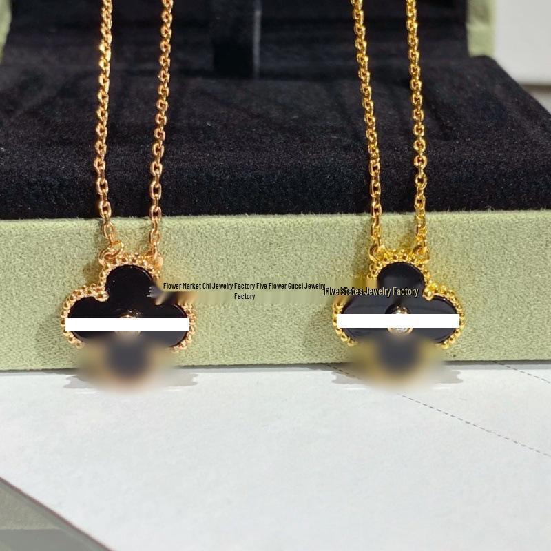 Ожерелье «Четырехлистный клевер» Van Cleef: Золотой кулон с дизайном в виде пяти цветков, с белым перламутром, красным агатом и бриллиантом для женщин.