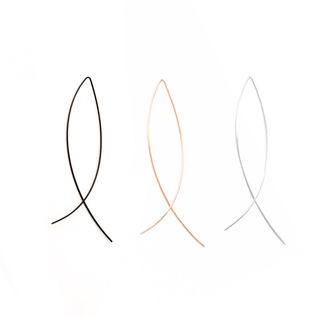 Простые бронзовые серьги в виде рыбы. Цвет: золото, серебро, черный. Материал: металл