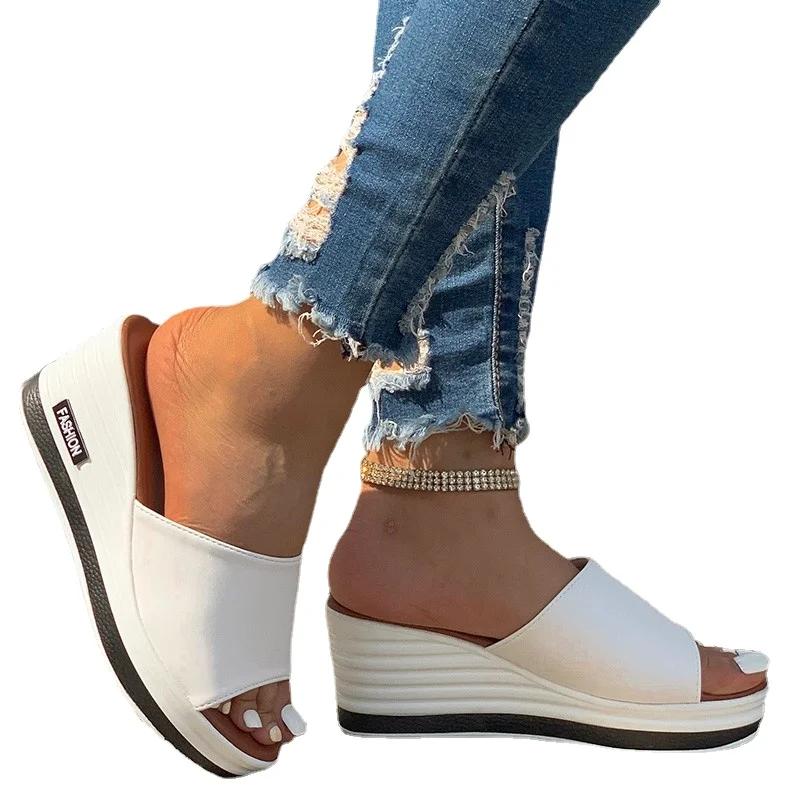 Женская обувь 2024 года, высококачественные женские тапочки с открытым носком, летние полые однотонные пляжные тапочки на платформе и танкетке больших размеров