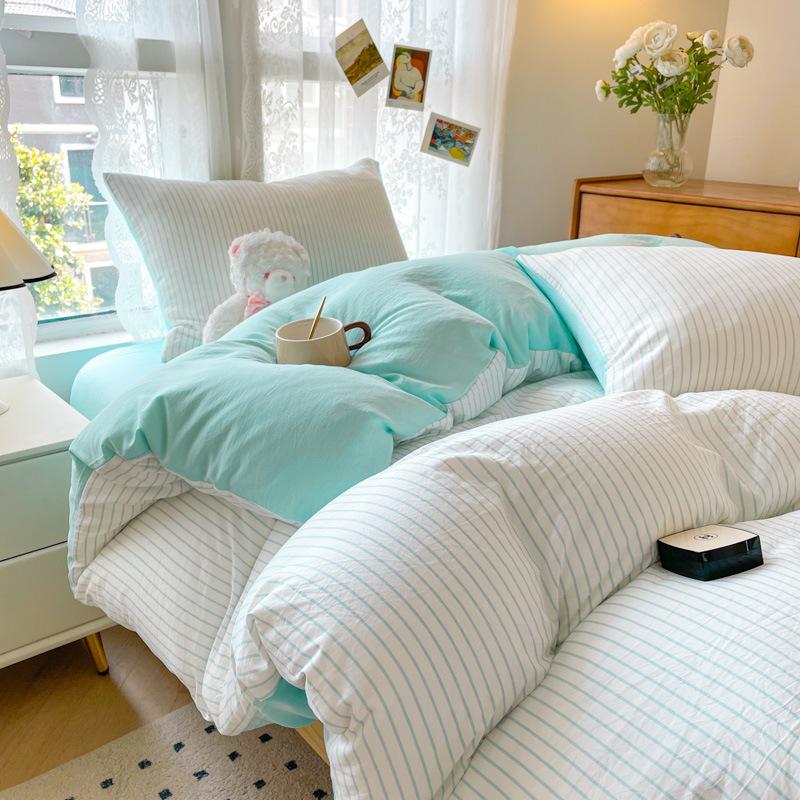 Минималистичный комплект постельного белья из стиранного хлопка: Трехпредметный комплект для общежитий, включает простыню, пододеяльник и четыре наволочки