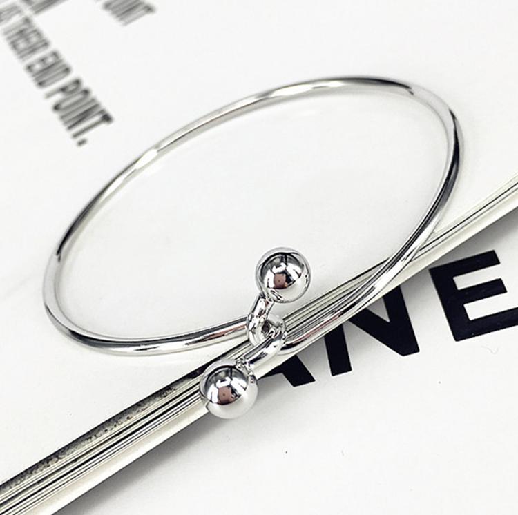 Женский браслет с переплетенными бусинами