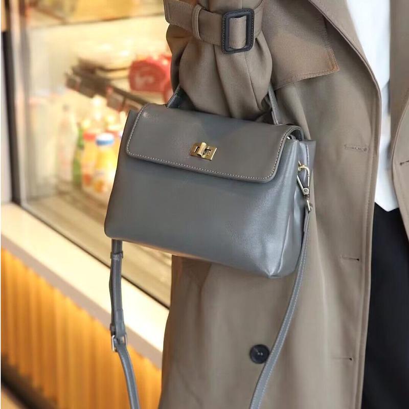 Весна/Лето 2025 Женская сумка кроссбоди из лицевой коровьей кожи - Большая вместимость, универсальная и модная.